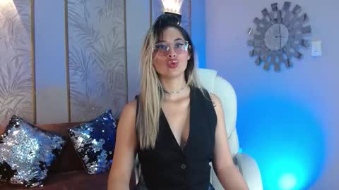 Snapshot of lunaagrey_ chatting on October 19, 2025, 3:51 am Luna online show from October 19, 2025, 3:51 am