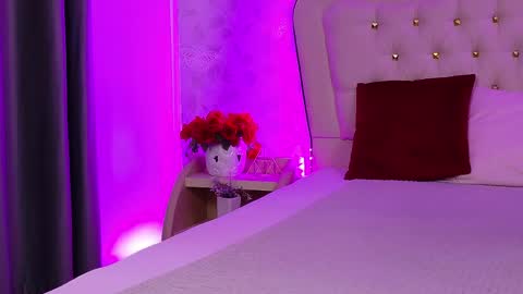 lunababe_ online show from May 7, 2026, 10:53 am