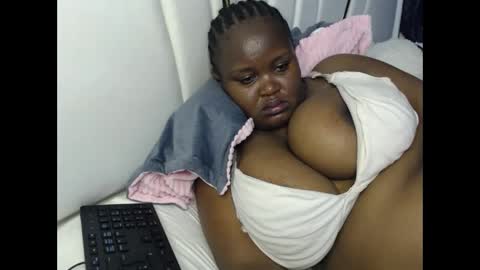 lunabloom01 online show from October 4, 2025, 6:06 pm