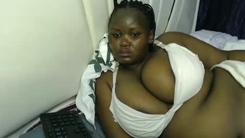 lunabloom01 online show from December 22, 2025, 10:23 am