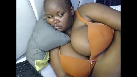 lunabloom01 online show from April 5, 2026, 7:44 pm