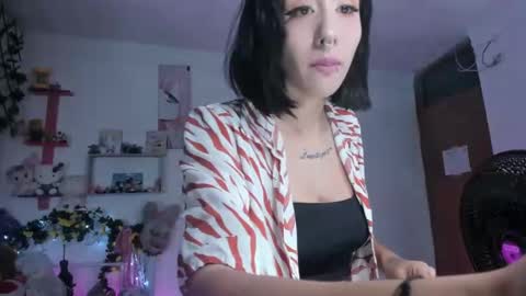 Snapshot of lunacristal_moon chatting on December 7, 2024, 11:23 pm lunacristal_moon online show from December 7, 2024, 11:23 pm