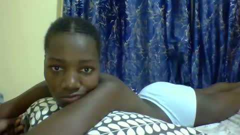 Snapshot of lunah_kitty chatting on April 12, 2026, 2:55 pm lunah_kitty online show from April 12, 2026, 2:55 pm