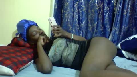 Snapshot of lunah_kitty chatting on May 14, 2026, 6:04 pm lunah_kitty online show from May 14, 2026, 6:04 pm