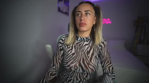 Snapshot of lunaink_ chatting on September 30, 2025, 8:52 am Laura online show from September 30, 2025, 8:52 am