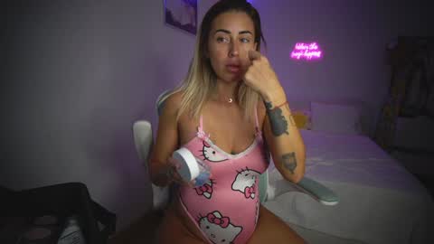 Snapshot of lunaink_ chatting on October 23, 2025, 8:24 am Laura online show from October 23, 2025, 8:24 am