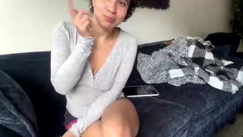 lunaloopzz online show from May 9, 2026, 2:22 pm