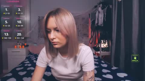 Luna online show from October 12, 2025, 3:33 pm