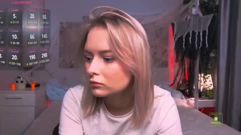 Luna online show from November 2, 2025, 3:25 pm