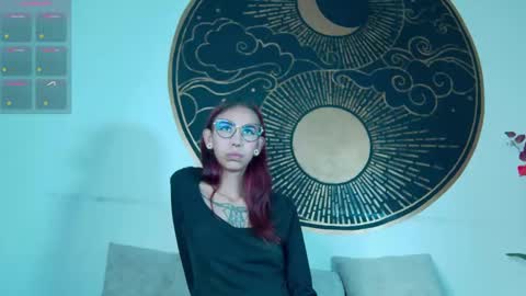 Luna online show from September 18, 2025, 7:49 pm