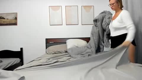 Snapshot of lunapearl__ chatting on September 20, 2025, 8:32 pm LunaPearl online show from September 20, 2025, 8:32 pm