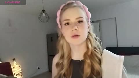 Snapshot of lunapeony chatting on December 19, 2025, 9:11 pm lunapeony online show from December 19, 2025, 9:11 pm