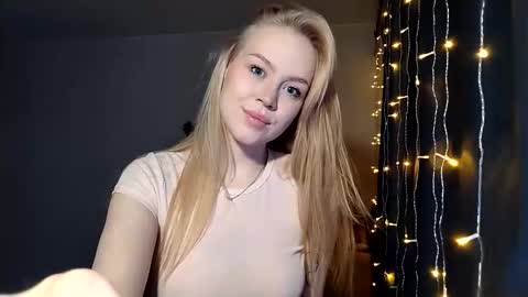 lunapeony online show from January 19, 2026, 9:35 am