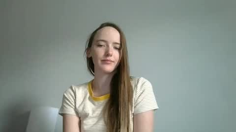 lunapixie2020 online show from April 29, 2026, 9:32 pm