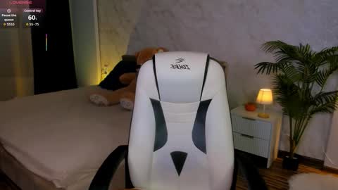 Lily online show from November 9, 2025, 5:28 am