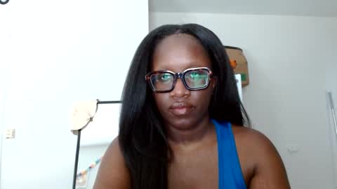 lunarnoelle online show from March 18, 2026, 6:11 pm