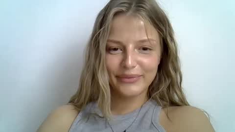 Luna  online show from September 9, 2025, 1:43 pm