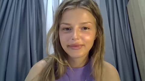 Luna  online show from September 18, 2025, 6:43 pm