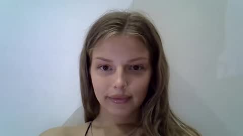 Luna  online show from September 23, 2025, 6:11 pm