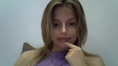 Luna  online show from September 25, 2025, 8:12 pm