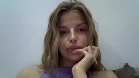 Luna  online show from September 26, 2025, 6:12 pm