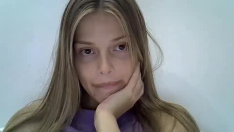 Luna  online show from October 10, 2025, 6:18 pm