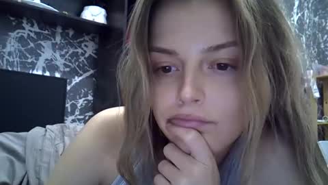 Luna  online show from October 22, 2025, 6:07 pm