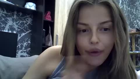 Luna  online show from October 23, 2025, 6:06 pm