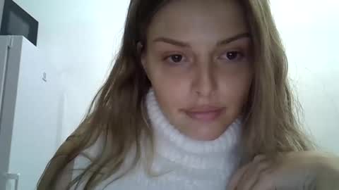 Luna  online show from October 27, 2025, 7:40 pm