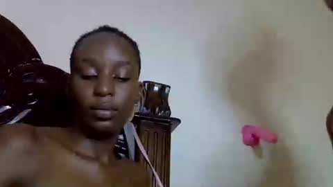 Snapshot of lutino_lovebirds chatting on April 11, 2026, 7:51 pm lutino_lovebirds online show from April 11, 2026, 7:51 pm