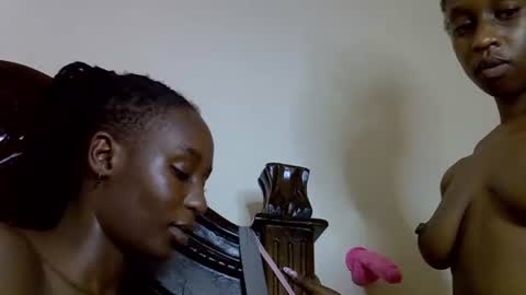 Snapshot of lutino_lovebirds chatting on April 13, 2026, 8:25 pm lutino_lovebirds online show from April 13, 2026, 8:25 pm