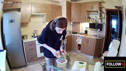 luuvteam online show from October 27, 2025, 1:48 pm