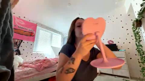 luvkendal online show from October 20, 2025, 3:23 pm