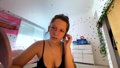 luvkendal online show from October 25, 2025, 6:57 pm