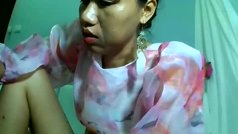 Snapshot of luvu4everxxx chatting on February 6, 2025, 5:46 am Bee Bee online show from February 6, 2025, 5:46 am