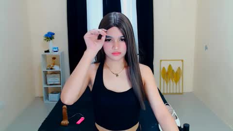 Snapshot of lux_white chatting on September 24, 2025, 2:15 am queen lux online show from September 24, 2025, 2:15 am