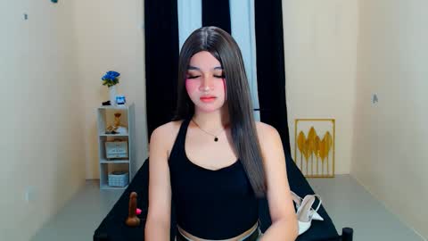 Snapshot of lux_white chatting on September 26, 2025, 12:47 am queen lux online show from September 26, 2025, 12:47 am