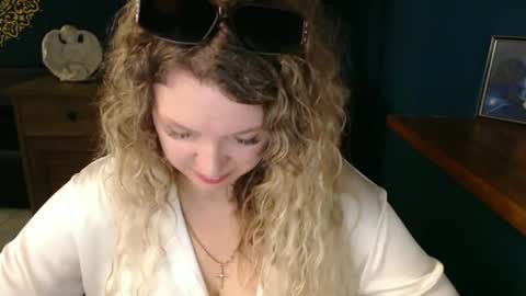 Snapshot of luxdonna chatting on June 5, 2026, 6:52 am Donna online show from June 5, 2026, 6:52 am