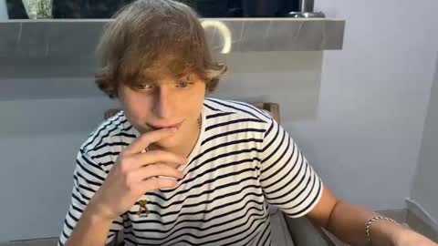 Snapshot of luxury_bob chatting on March 6, 2026, 6:04 pm luxury_bob online show from March 6, 2026, 6:04 pm