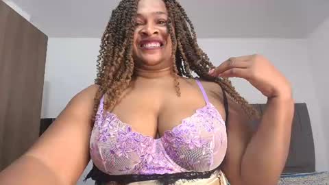 Snapshot of luxy_benet chatting on June 27, 2026, 11:32 pm Big Benet online show from June 27, 2026, 11:32 pm