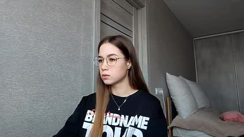 Mia online show from December 22, 2025, 4:09 am