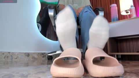 Lyhana Lee online show from October 1, 2025, 11:38 am