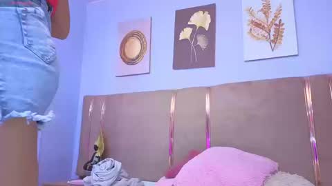 lyl_cristal online show from September 11, 2025, 4:01 am