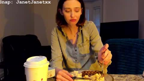 Snapshot of lylacdoll chatting on January 8, 2026, 10:34 pm LylacDoll online show from January 8, 2026, 10:34 pm