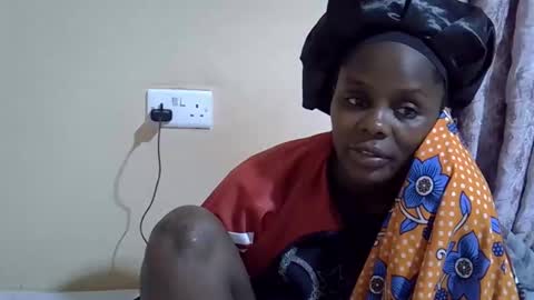 lyn_anna online show from October 31, 2025, 7:37 pm