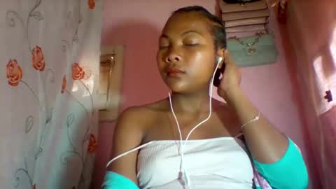 lyndah19 online show from March 11, 2026, 7:03 am