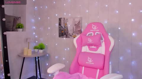 Lynn online show from October 14, 2025, 1:06 am