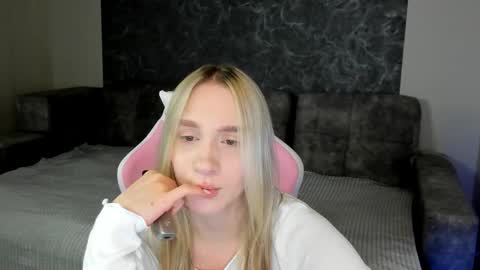 Snapshot of lynnadrream chatting on December 22, 2025, 1:35 am lynnadrream online show from December 22, 2025, 1:35 am