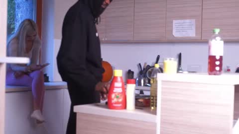 Mac Troy online show from October 7, 2025, 3:31 pm