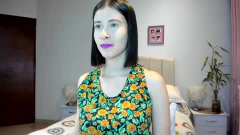 Snapshot of macarena_vallejo_ chatting on December 18, 2024, 2:53 am Macarena online show from December 18, 2024, 2:53 am